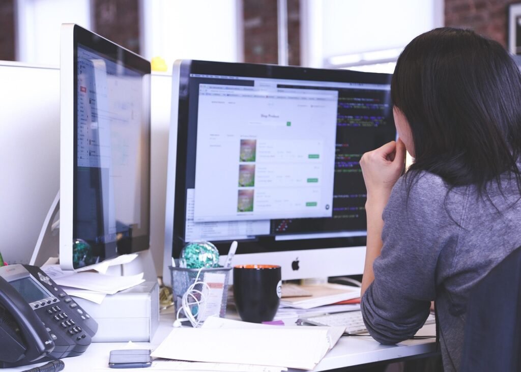 Elementor Pro vs Free: startup, business, people, students